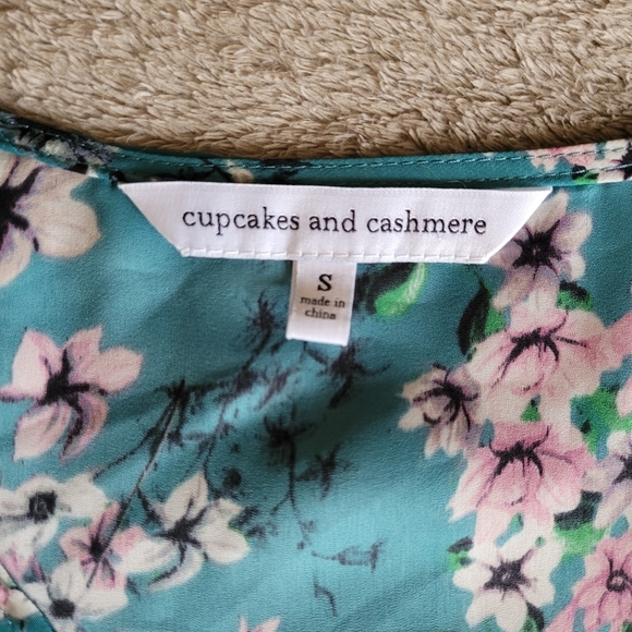 Cupcakes and Cashmere Nadette V-neck floral blouse size small​ - Picture 13 of 15